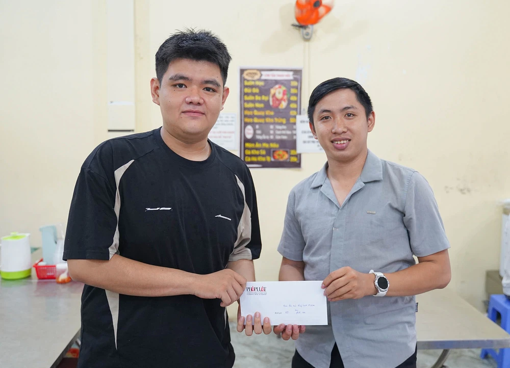 Bạn đọc Pháp Luật TP.HCM tặng 300 phần “cơm treo, bún treo” cho các hoàn cảnh khó khăn (2).jpg