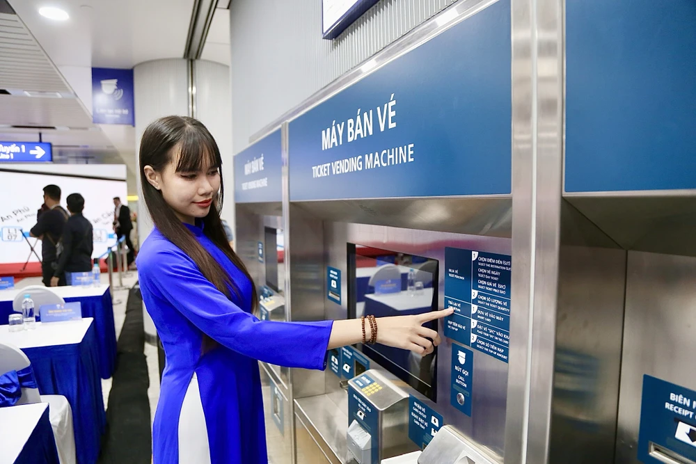 Khu vực máy bán vé của các nhà ga metro đã sẵn sàng. Tuy nhiên, tuyến metro số 1 sẽ miễn phí vé cho tất cả mọi người trong 30 ngày đầu vận hành. Ảnh: HOÀNG GIANG