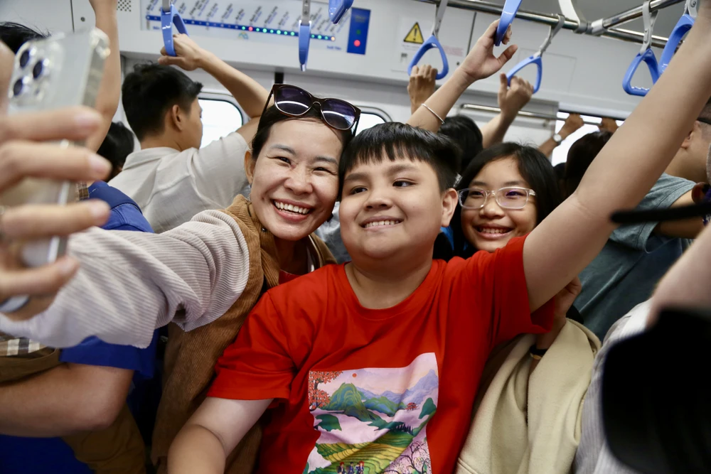 Trong ngày vận hành chính thức, dù rất đông người đi metro nhưng ai nấy cũng đều vui vẻ, phấn khởi. Ảnh: HOÀNG GIANG