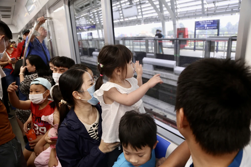 Nhiều em nhỏ được gia đình đưa đến trải nghiệm metro trong ngày cuối tuần. Ảnh: HOÀNG GIANG