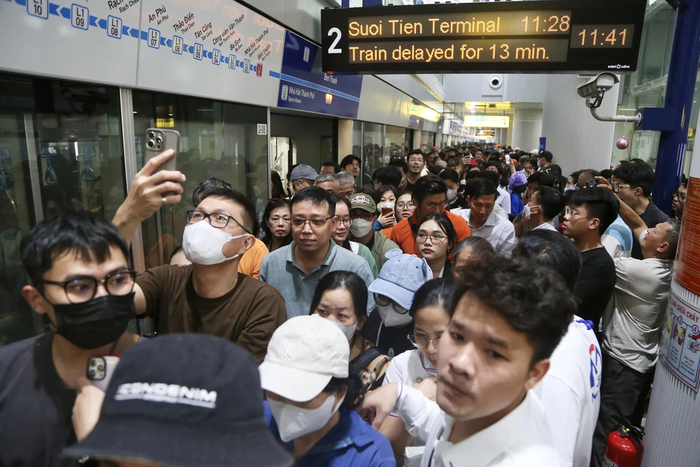 Sau buổi lễ, đúng 10 giờ, tất cả 14 ga của tuyến metro số 1 đồng loạt mở cửa phục vụ người dân trong niềm tự hào, hân hoan, xúc động. Ảnh: HOÀNG GIANG