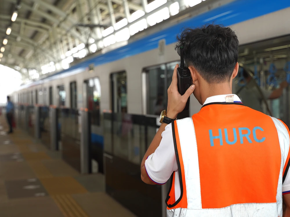 Nhân viên tuyến metro số 1 hoạt động hết công suất để đảm bảo an toàn và giúp người dân có những trải nghiệm đáng nhớ nhất. Ảnh: THUẬN VĂN