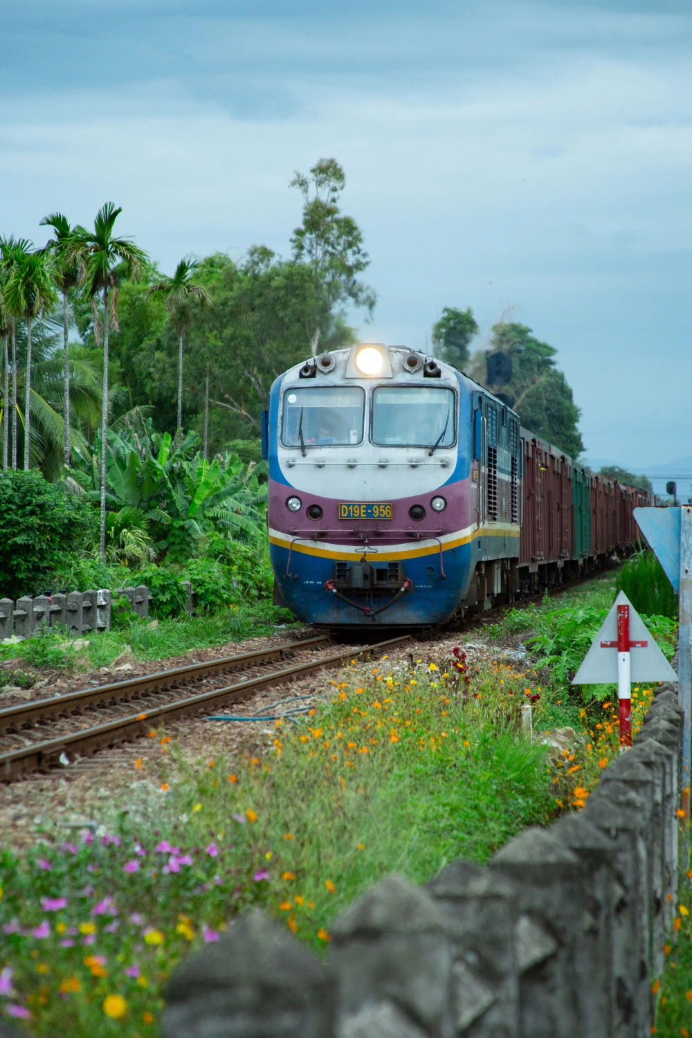 CHUYẾN TÀU ĐOÀN VIÊN_LÊ QUANG HUY_Trường Đại học Mở TPHCM.jpg