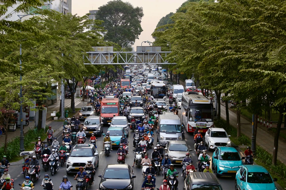 TP.HCM: Có biển báo phụ, nhiều người vẫn chưa thể rẽ phải khi đèn đỏ