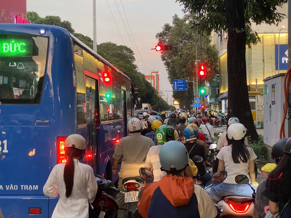 có đèn rẽ phải vẫn ùn ứ (11).JPG