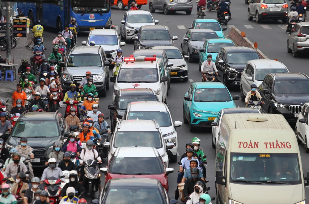 có đèn rẽ phải vẫn ùn ứ (16).JPG