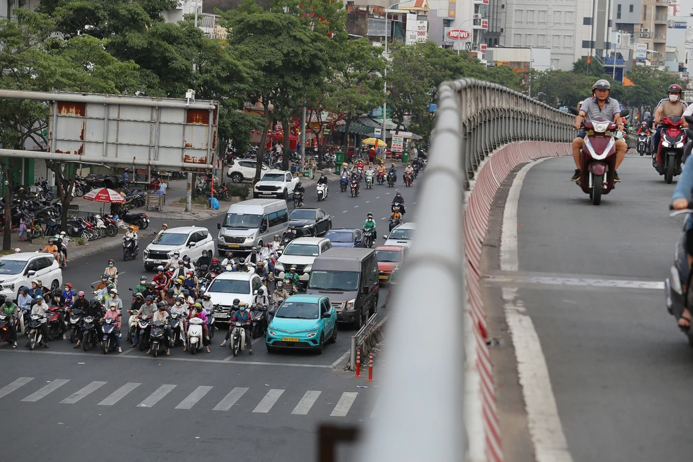 có đèn rẽ phải vẫn ùn ứ (3).JPG