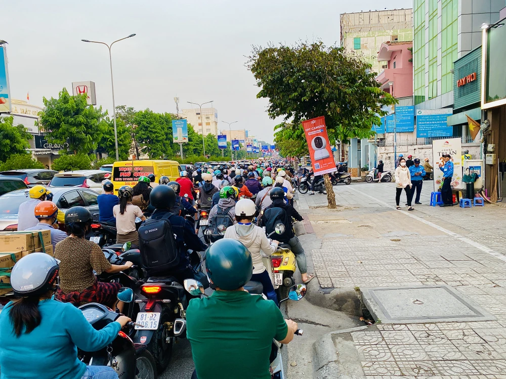 có đèn rẽ phải vẫn ùn ứ (4).jpg