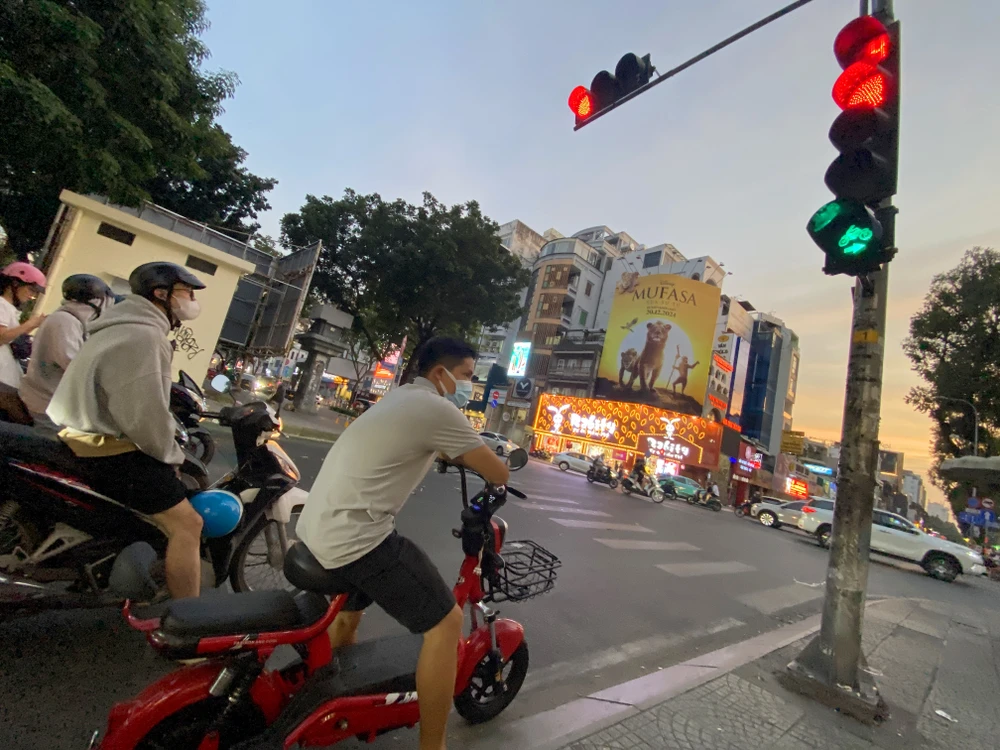 có đèn rẽ phải vẫn ùn ứ (9).JPG