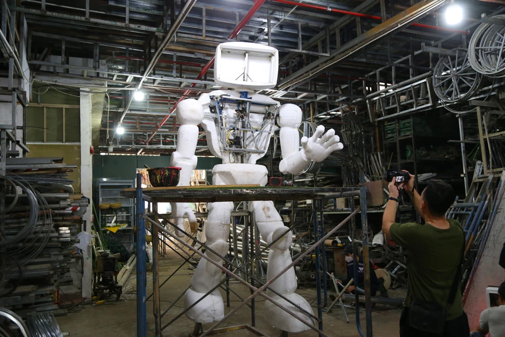 Hình ảnh thi công mới nhất cặp linh vật rắn Đường hoa Nguyễn Huệ Tết Ất Tỵ 2025 (2).JPG