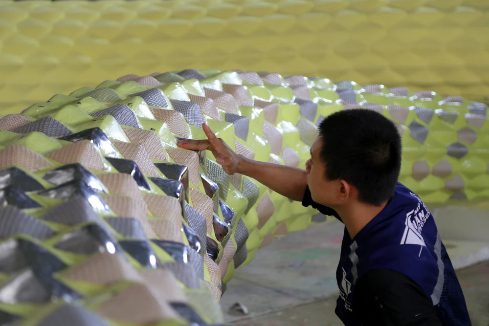 Hình ảnh thi công mới nhất cặp linh vật rắn Đường hoa Nguyễn Huệ Tết Ất Tỵ 2025 (20).JPG