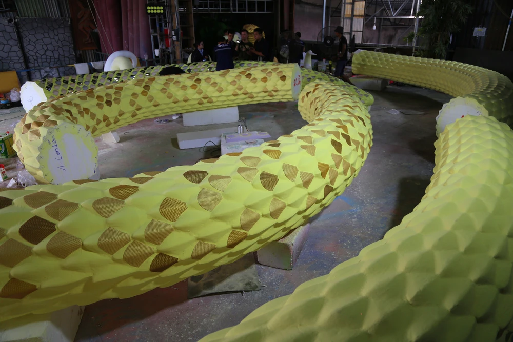 Hình ảnh thi công mới nhất cặp linh vật rắn Đường hoa Nguyễn Huệ Tết Ất Tỵ 2025 (21).JPG