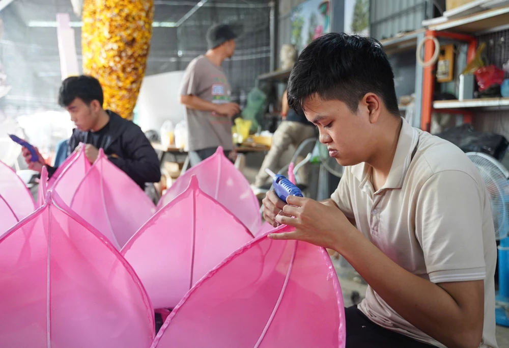 Hình ảnh thi công mới nhất cặp linh vật rắn Đường hoa Nguyễn Huệ Tết Ất Tỵ 2025 (28).jpg