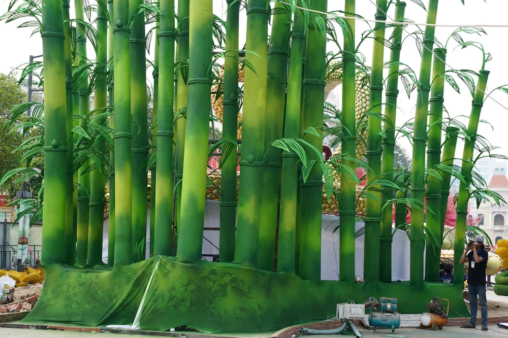 Lộ diện linh vật rắn đường hoa Nguyễn Huệ (1).jpg