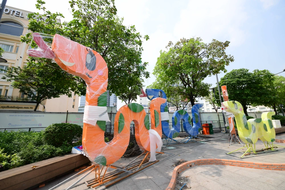 Lộ diện linh vật rắn đường hoa Nguyễn Huệ (10).jpg