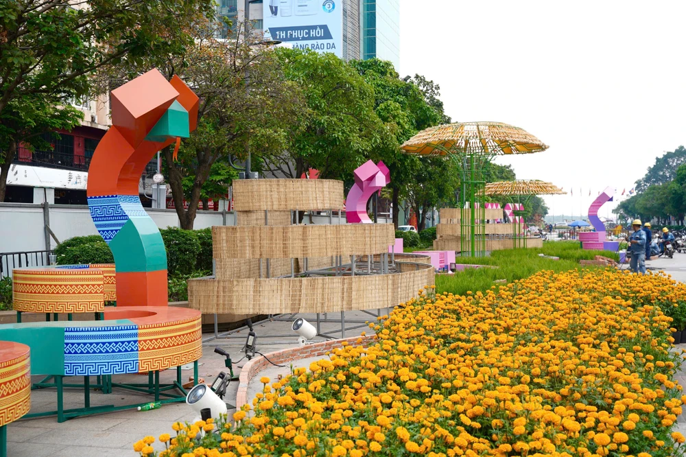 Lộ diện linh vật rắn đường hoa Nguyễn Huệ (12).jpg