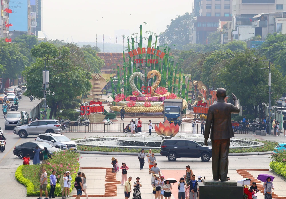 Cận cảnh cặp đôi linh vật rắn vừa xuất hiện ở đường hoa Nguyễn Huệ