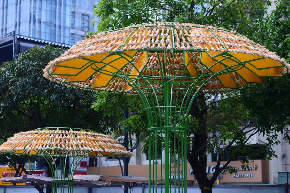 Lộ diện linh vật rắn đường hoa Nguyễn Huệ (16).jpg