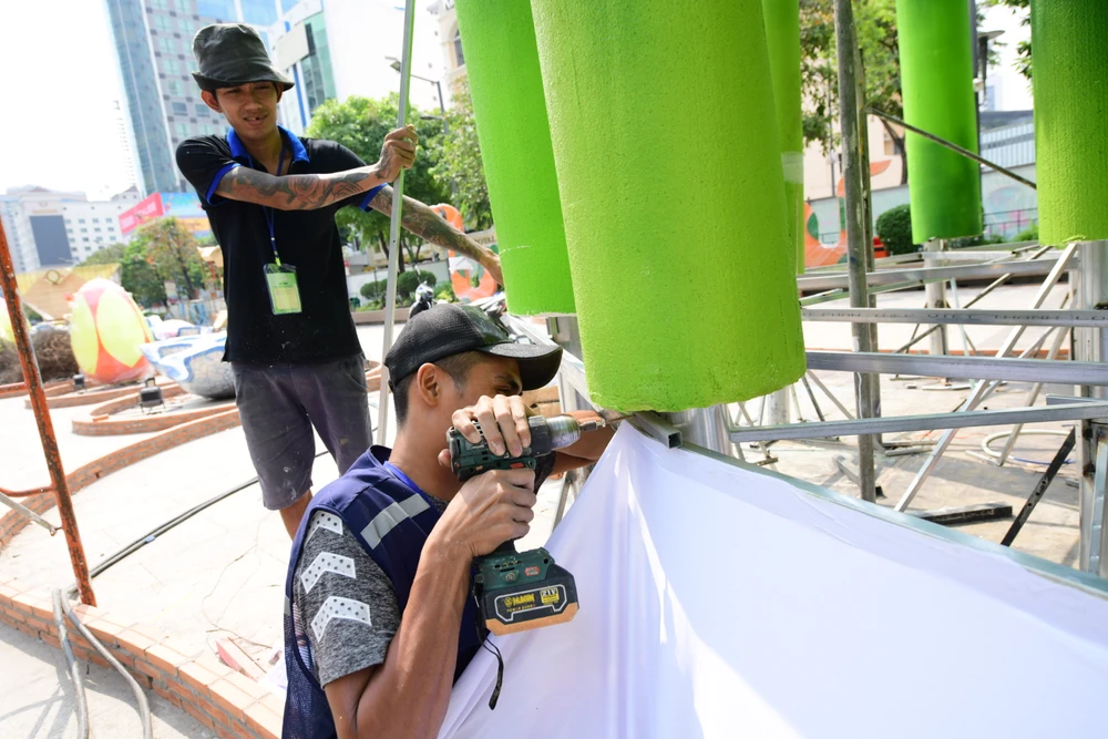 Lộ diện linh vật rắn đường hoa Nguyễn Huệ (17).jpg