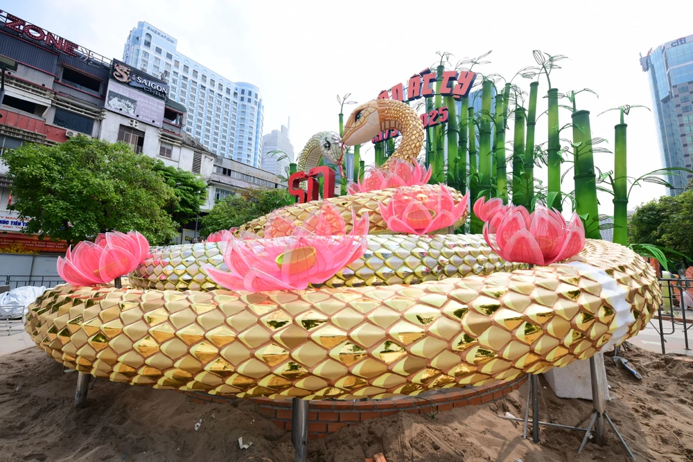 Lộ diện linh vật rắn đường hoa Nguyễn Huệ (18).jpg