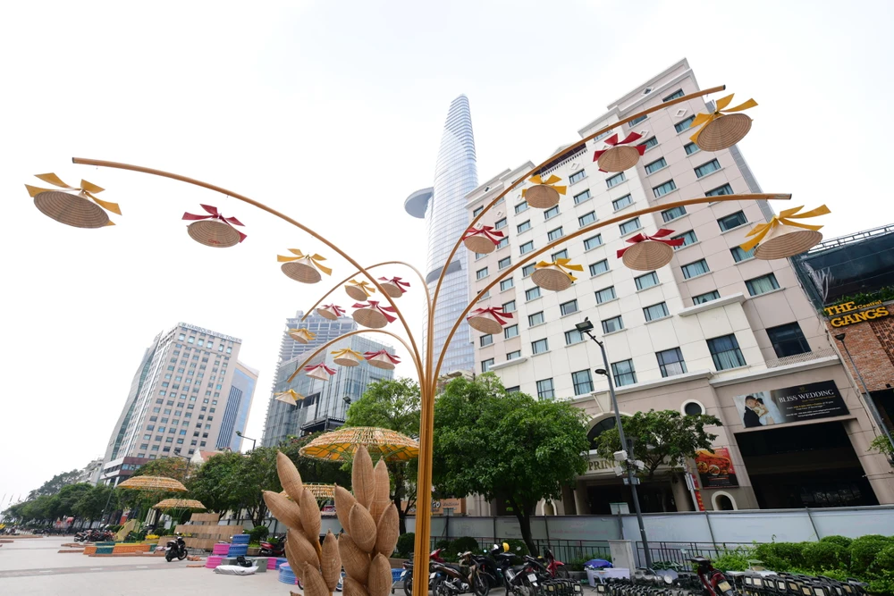 Lộ diện linh vật rắn đường hoa Nguyễn Huệ (19).jpg