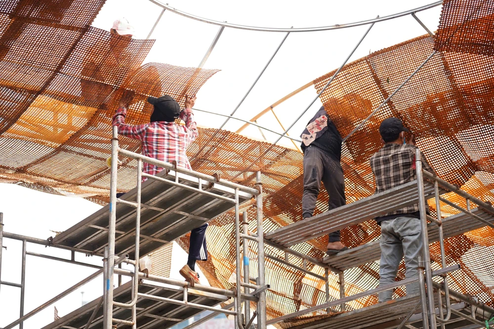 Lộ diện linh vật rắn đường hoa Nguyễn Huệ (2).jpg