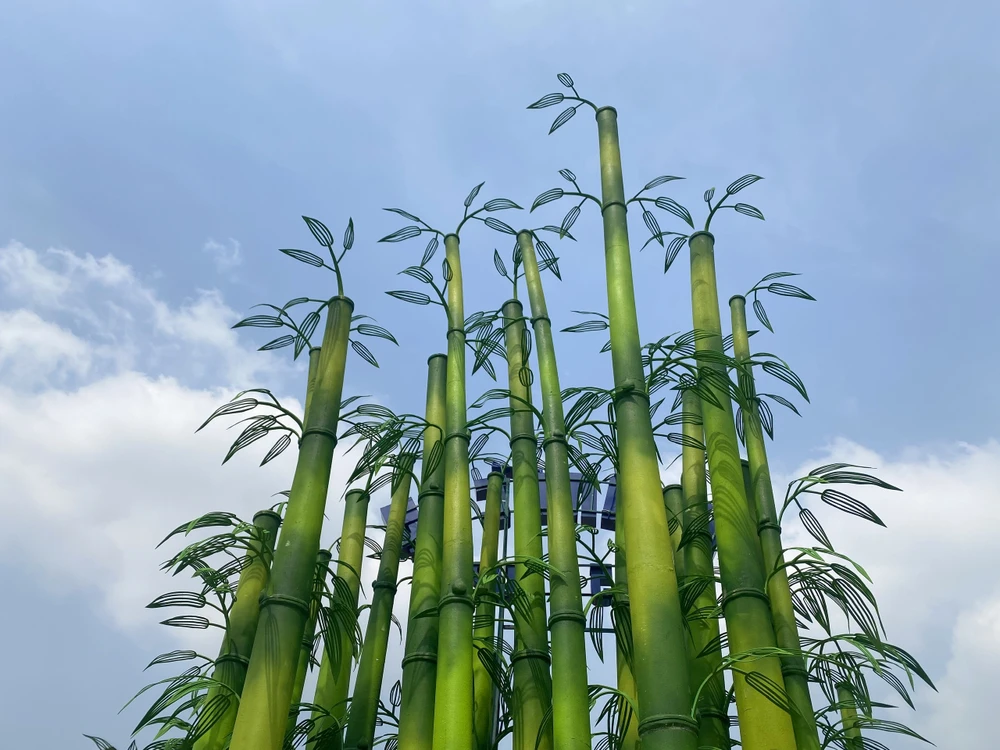 Lộ diện linh vật rắn đường hoa Nguyễn Huệ (28).jpg