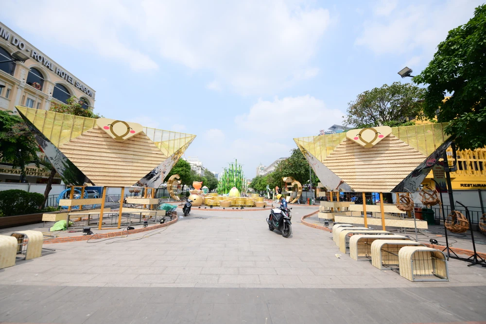 Lộ diện linh vật rắn đường hoa Nguyễn Huệ (6).jpg