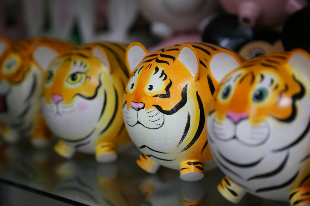 Độc đáo Bé Na làm từ ống nước của người họa sĩ già (12).JPG