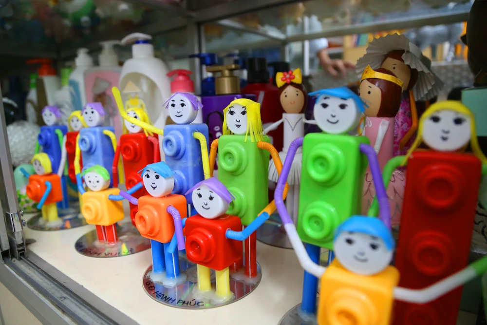 Độc đáo Bé Na làm từ ống nước của người họa sĩ già (13).JPG