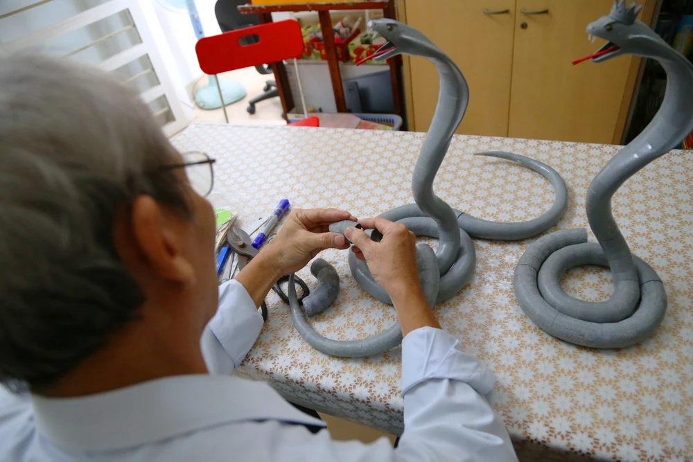 Độc đáo Bé Na làm từ ống nước của người họa sĩ già (17).JPG