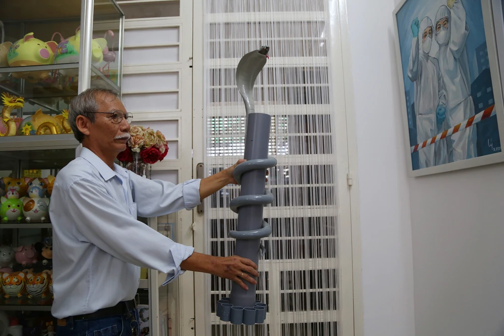 Độc đáo Bé Na làm từ ống nước của người họa sĩ già (2).JPG