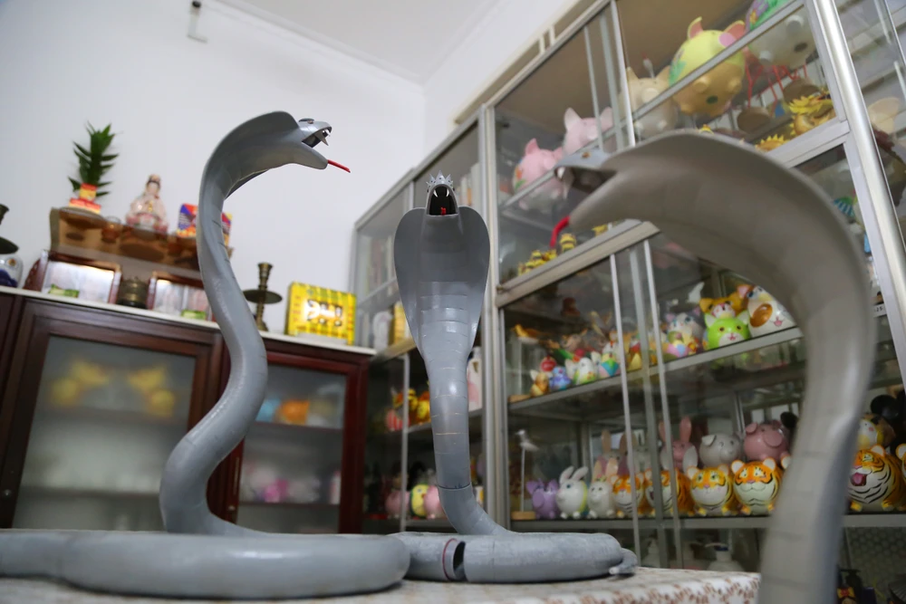 Độc đáo Bé Na làm từ ống nước của người họa sĩ già (3).JPG