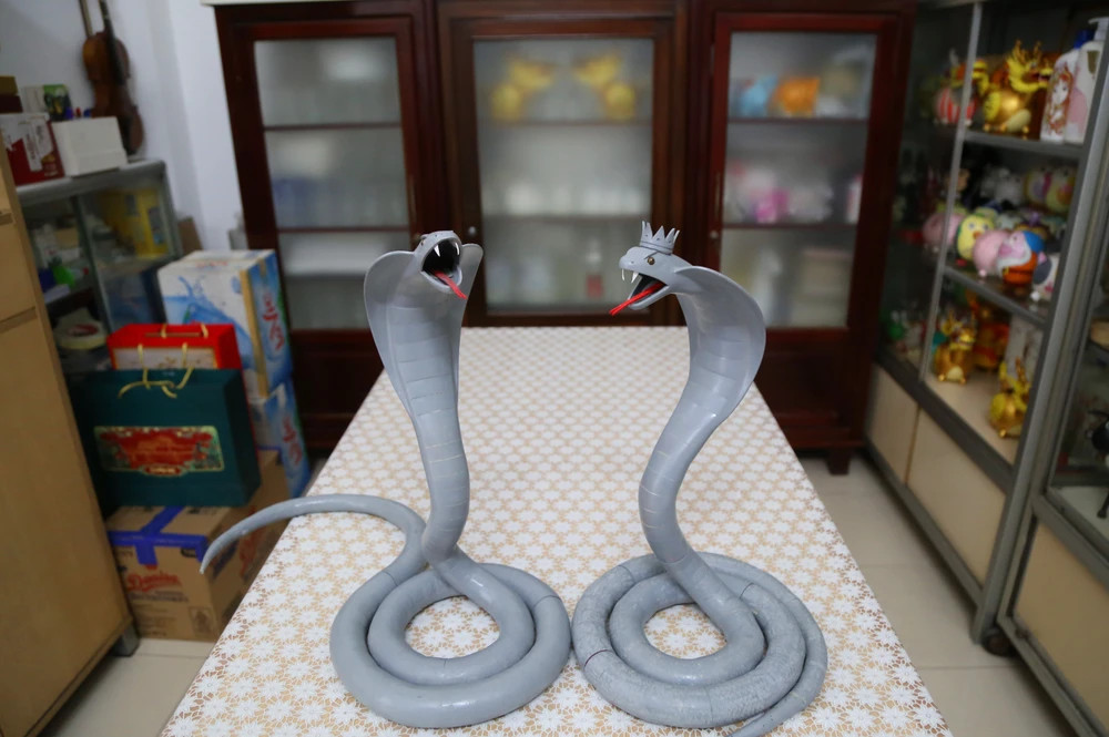 Độc đáo Bé Na làm từ ống nước của người họa sĩ già (4).JPG