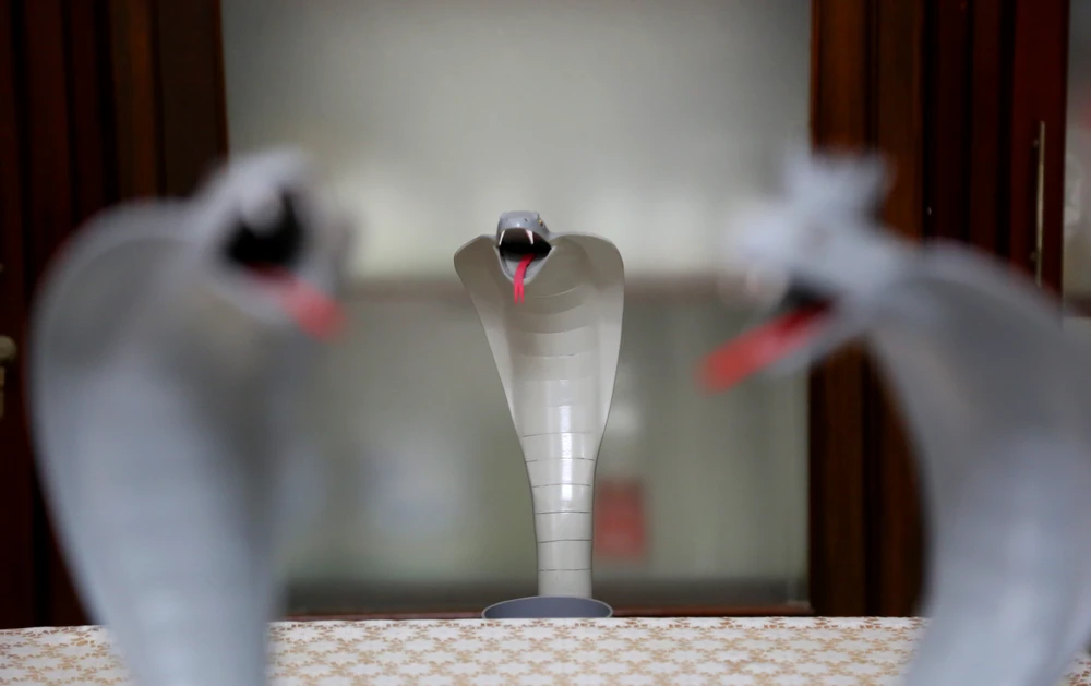 Độc đáo Bé Na làm từ ống nước của người họa sĩ già (6).JPG