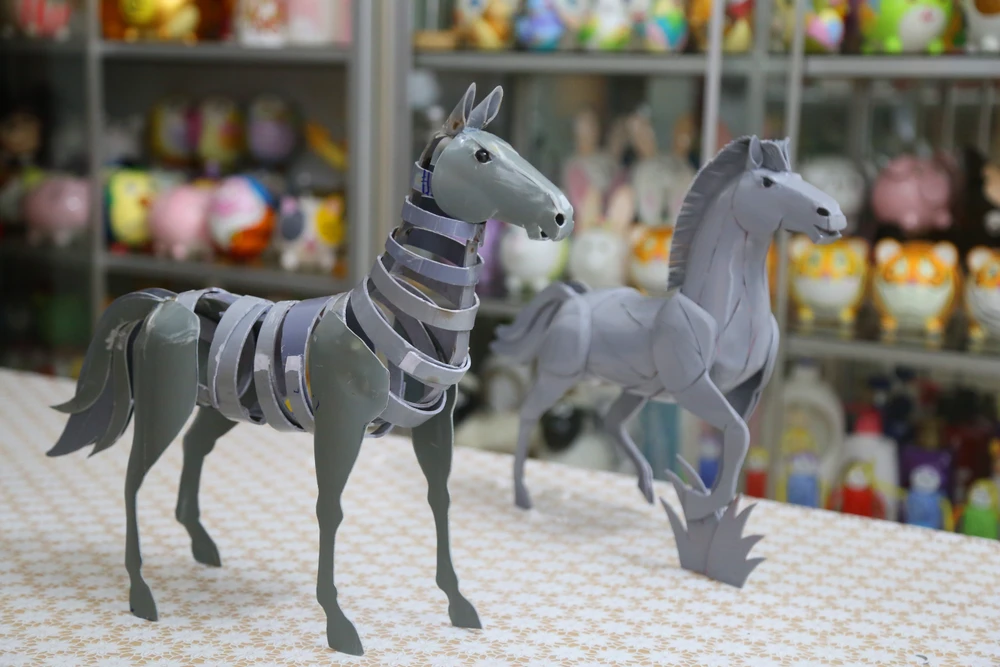 Độc đáo Bé Na làm từ ống nước của người họa sĩ già (9).JPG