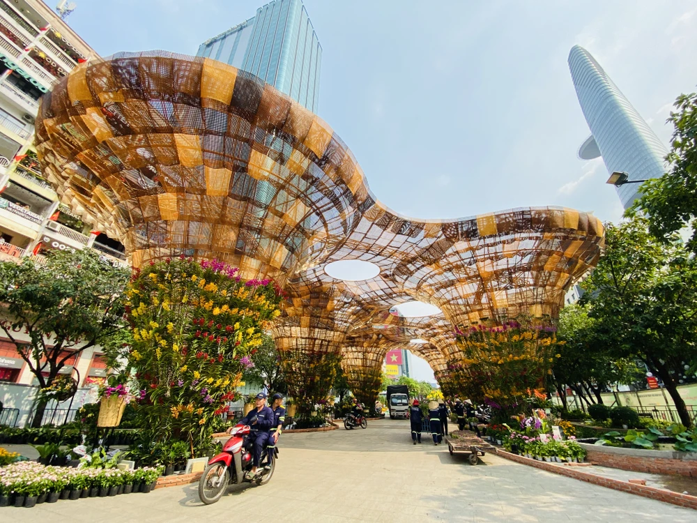 Toàn cảnh đường hoa Nguyễn Huệ Tết Ất Tỵ 2025 trước giờ khai mạc (1).jpg