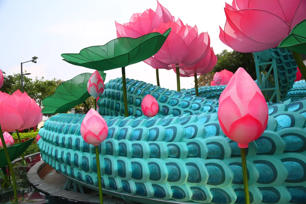 Toàn cảnh đường hoa Nguyễn Huệ Tết Ất Tỵ 2025 trước giờ khai mạc (11).JPG