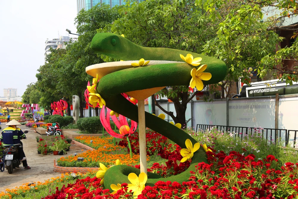 Toàn cảnh đường hoa Nguyễn Huệ Tết Ất Tỵ 2025 trước giờ khai mạc (14).JPG