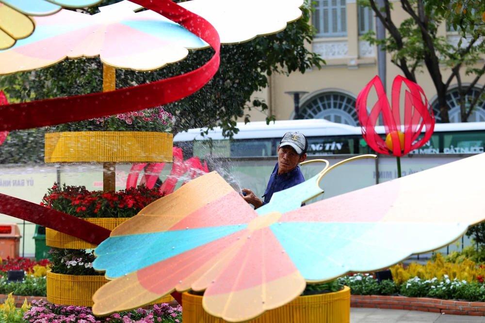 Toàn cảnh đường hoa Nguyễn Huệ Tết Ất Tỵ 2025 trước giờ khai mạc (15).JPG