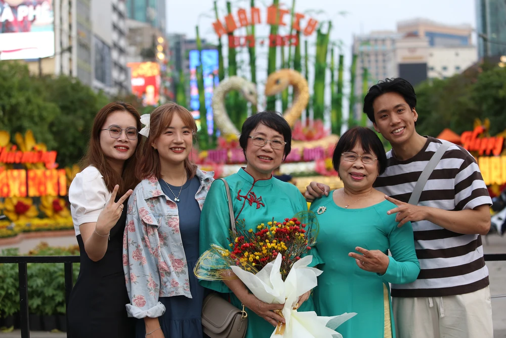 Toàn cảnh đường hoa Nguyễn Huệ Tết Ất Tỵ 2025 trước giờ khai mạc (2).JPG