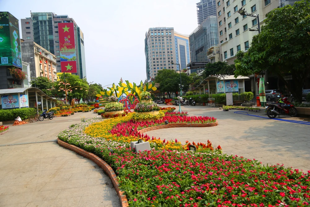 Toàn cảnh đường hoa Nguyễn Huệ Tết Ất Tỵ 2025 trước giờ khai mạc (24).JPG