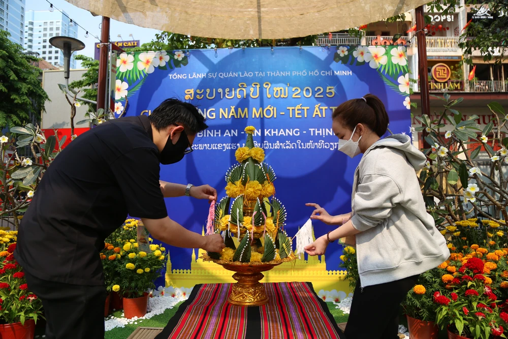 Toàn cảnh đường hoa Nguyễn Huệ Tết Ất Tỵ 2025 trước giờ khai mạc (26).JPG