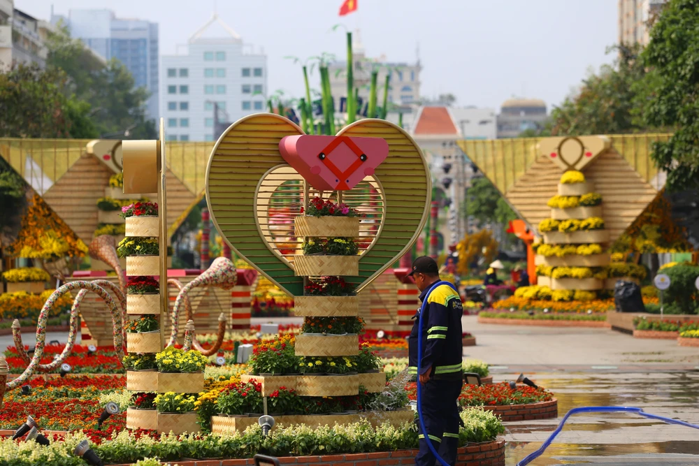 Toàn cảnh đường hoa Nguyễn Huệ Tết Ất Tỵ 2025 trước giờ khai mạc (27).JPG