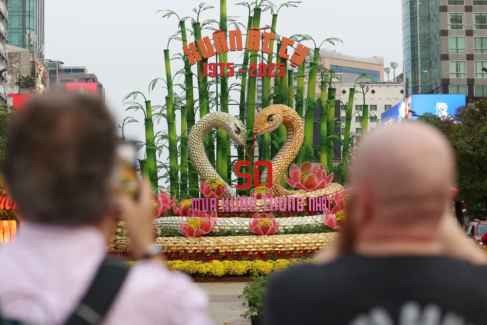 Toàn cảnh đường hoa Nguyễn Huệ Tết Ất Tỵ 2025 trước giờ khai mạc (3).JPG