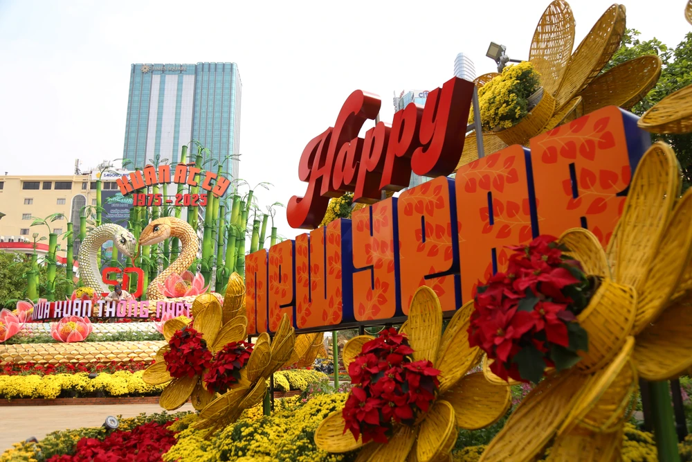 Toàn cảnh đường hoa Nguyễn Huệ Tết Ất Tỵ 2025 trước giờ khai mạc (34).JPG