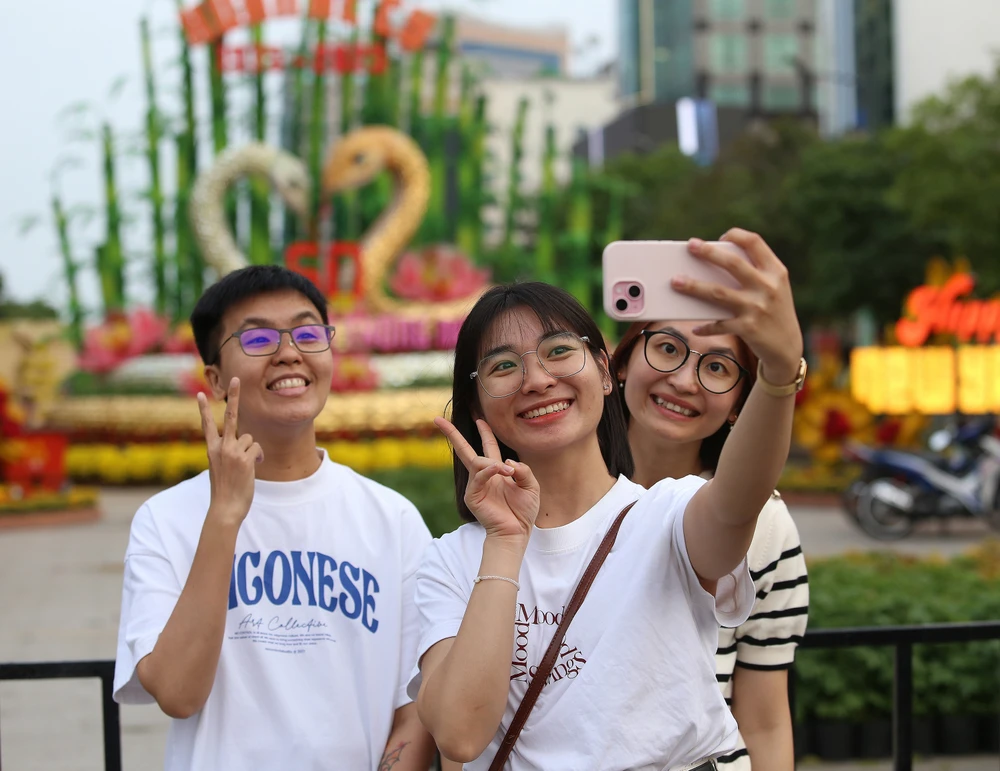 Toàn cảnh đường hoa Nguyễn Huệ Tết Ất Tỵ 2025 trước giờ khai mạc (6).JPG