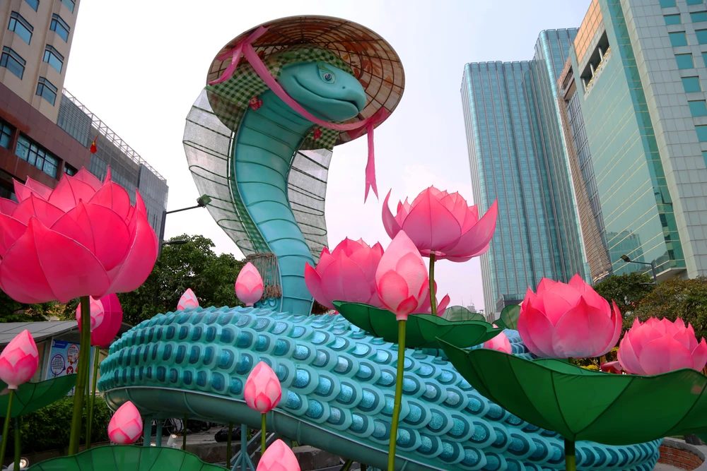 Toàn cảnh đường hoa Nguyễn Huệ Tết Ất Tỵ 2025 trước giờ khai mạc (7).JPG