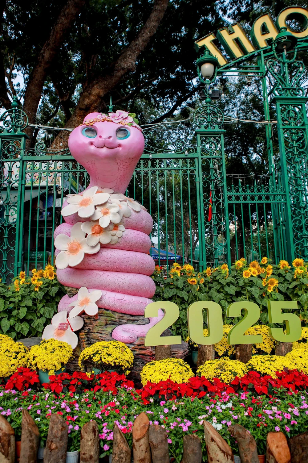 Điểm mặt các linh vật rắn độc đáo tại TPHCM (1).jpg