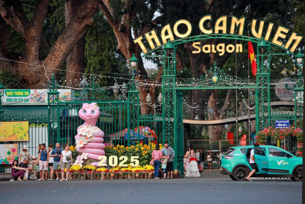 Điểm mặt các linh vật rắn độc đáo tại TPHCM (2).jpg